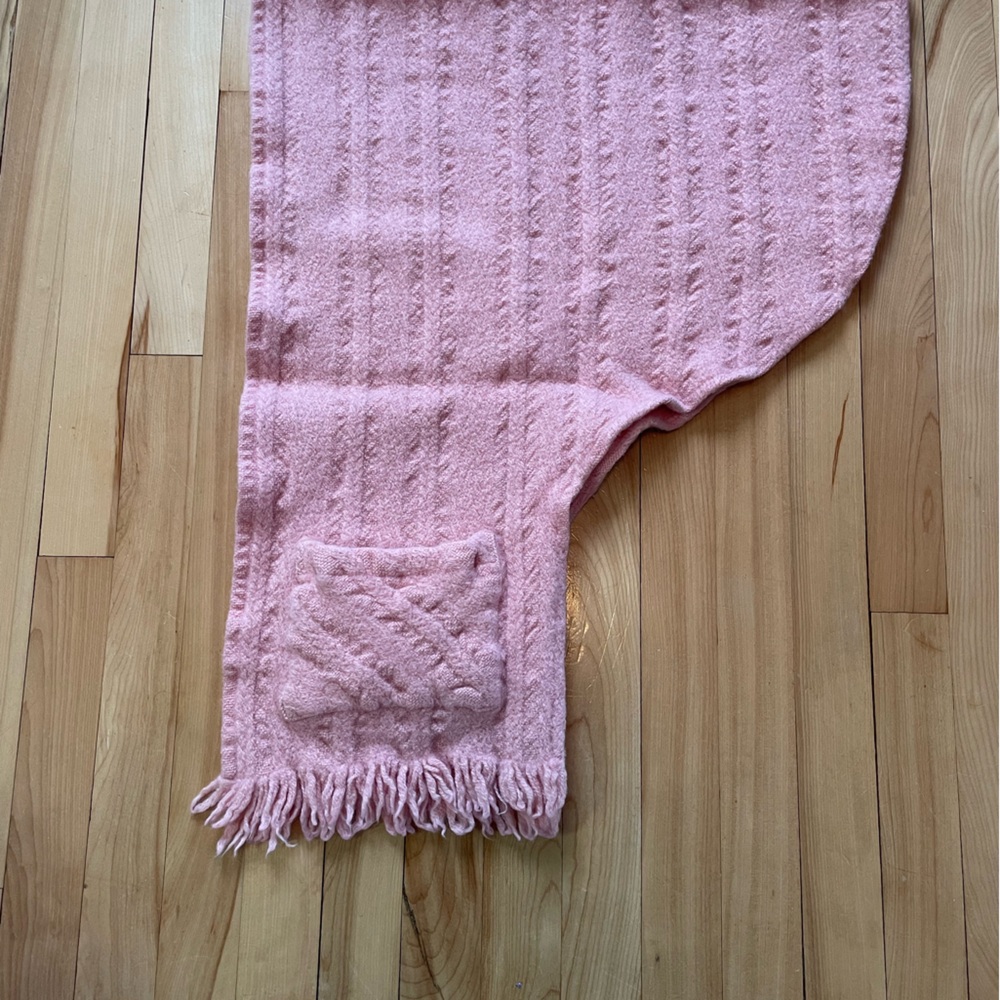 Pink Irish 🇨🇮 wool shawl with pockets